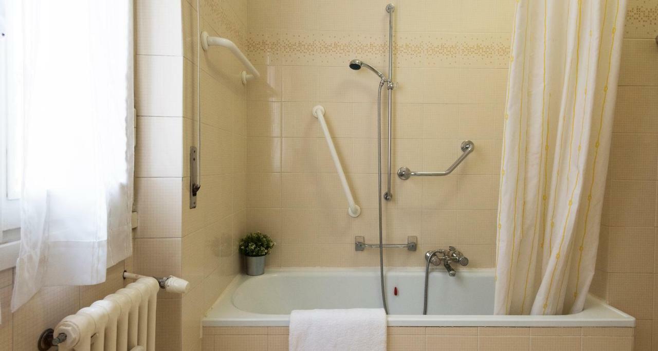 Joivy Welcoming 1Br Apt Next To Villa Olmo Como Buitenkant foto